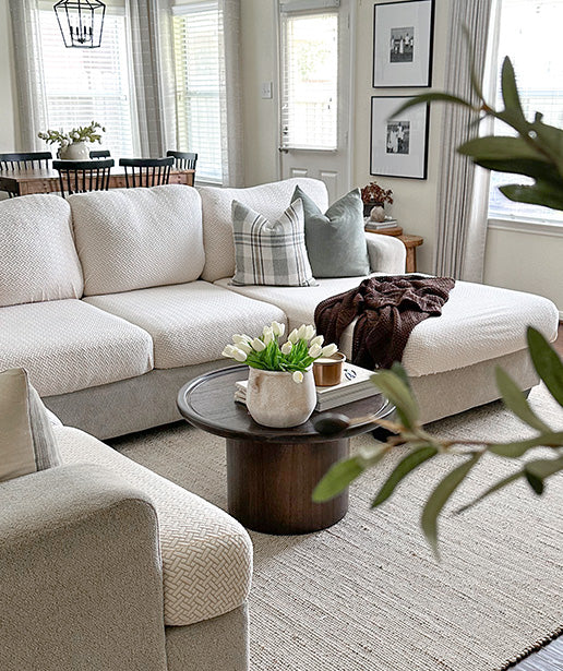 Transformation d’un ancien canapé avec une housse Loumaa.